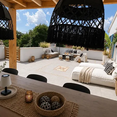 Le Blanc Kır Evi *
